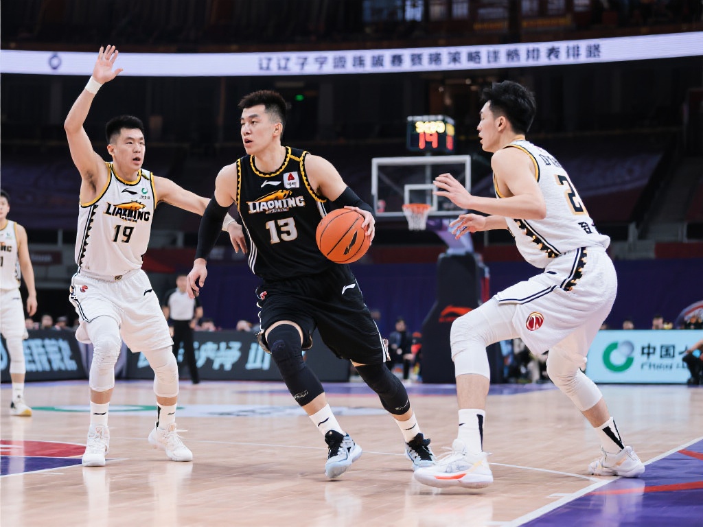 足坛中锋身价排行榜：哈兰德姆巴佩8亿欧元并列第一宝座